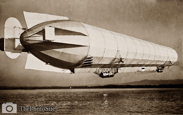 Zeppelin airship in flight July 4th 1908 - Click Image to Close