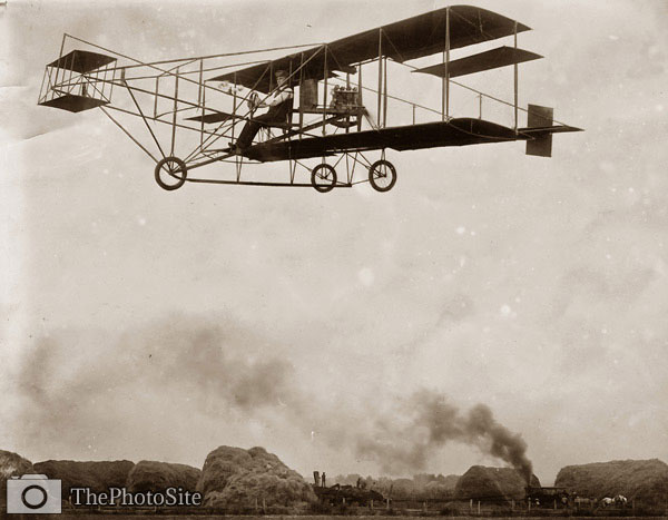 R.P. Warner's aeroplane in flight 1909 - Click Image to Close