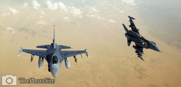 Hook-up over Baghdad: F-16 Fighting Falcons - Click Image to Close