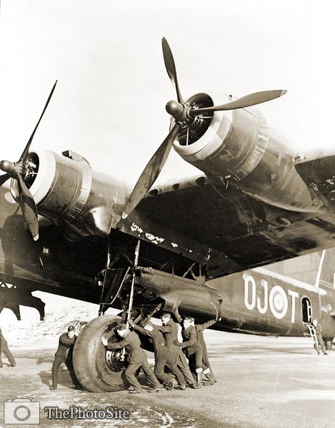 Stirling, 4 engined bomber, 1942 - Click Image to Close