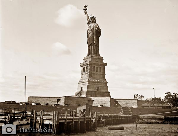 New York - Statue of Liberty - N.Y. Harbor - Click Image to Close