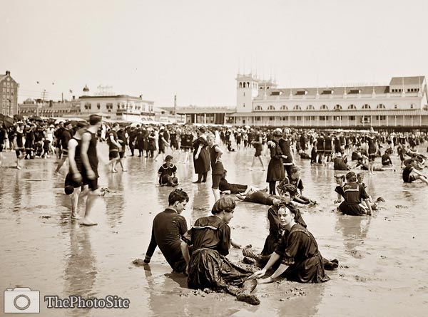 Atlantic City, New Jersey. People on the beach - Click Image to Close
