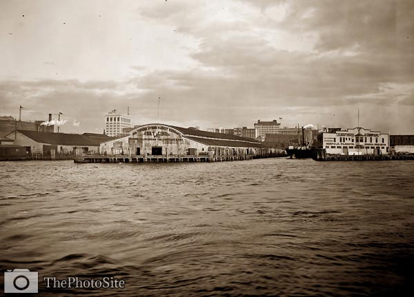 Norfolk, Virginia Bay Line wharf, Old Bay Line, 1910's - Click Image to Close