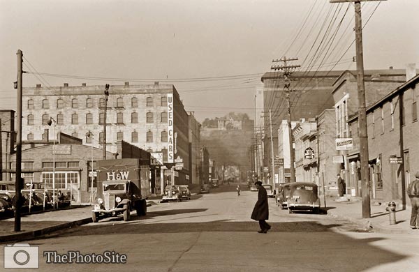 Business section Dubuque, Iowa 1940 - Click Image to Close