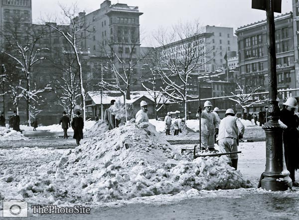 Cleaning snow from the streets of New York City 1908 - Click Image to Close