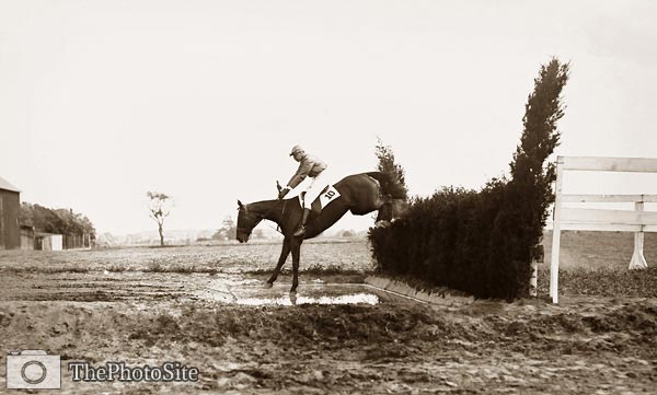 Wilmerding jockey jumping hedge 1909 - Click Image to Close