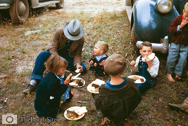 Children eating barbeque, Pie Town 1940 - Click Image to Close