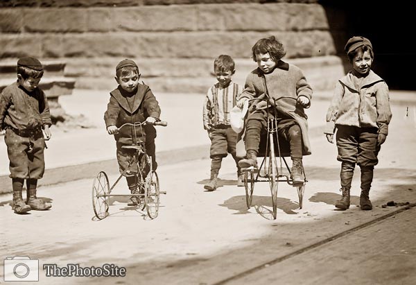 Children with tricycles, streets of New York 1909 - Click Image to Close