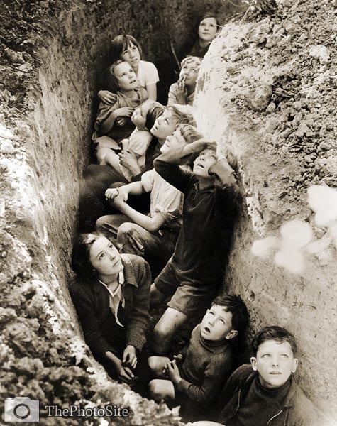 Children in an English bomb shelter 1941 - Click Image to Close