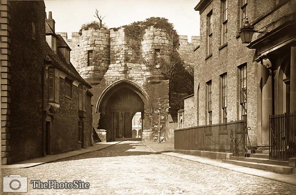 Lincoln Castle, East Gate victorian era - Click Image to Close