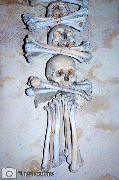 Hanging skulls, Church of Bones - Click Image to Close