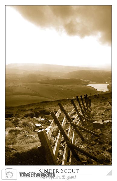 Kinder Scout, Fence and view - Click Image to Close