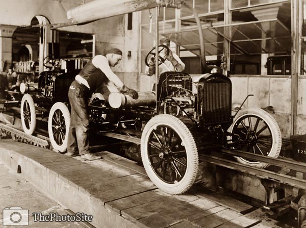 Ford Motor Company, automobile assembly line 1923 - Click Image to Close