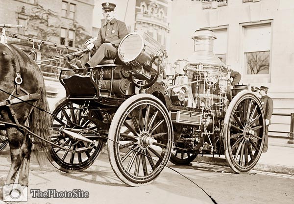 Fire Engine searchlight, New York City early 20th century - Click Image to Close
