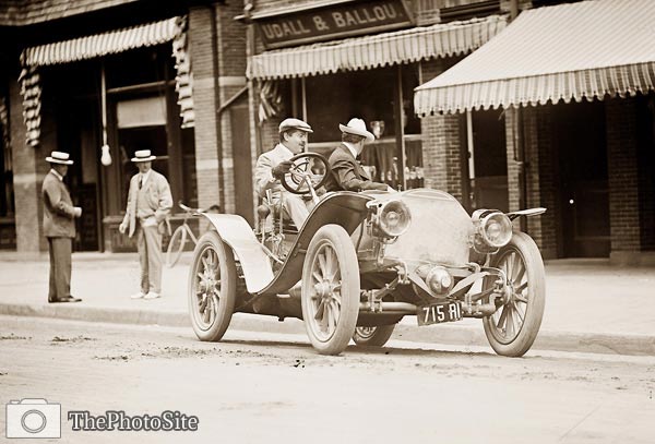 Reginald Vanderbilt in automobile - Click Image to Close