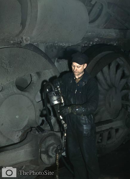 Greasing a locomotive in the roundhouse at Proviso yard, C & NW - Click Image to Close