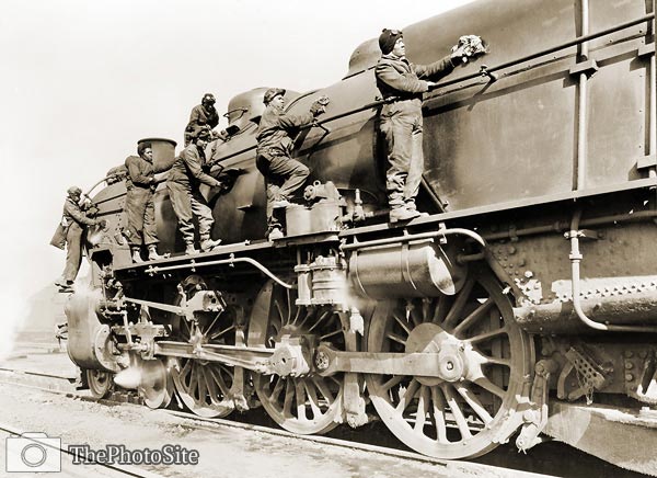 Washing locomotives, train cleaning 1943 - Click Image to Close