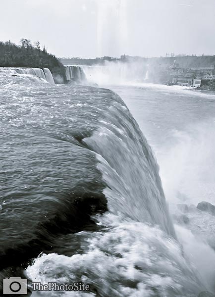 Niagara Falls New York, edge of the American Falls 1900's - Click Image to Close