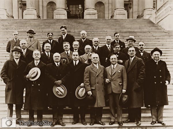 1920's congress members on steps of US Capitol - Click Image to Close