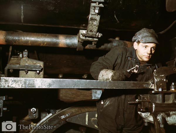 Worker C & NW RR 40th Street shops, Chicago Illinois 1942 - Click Image to Close