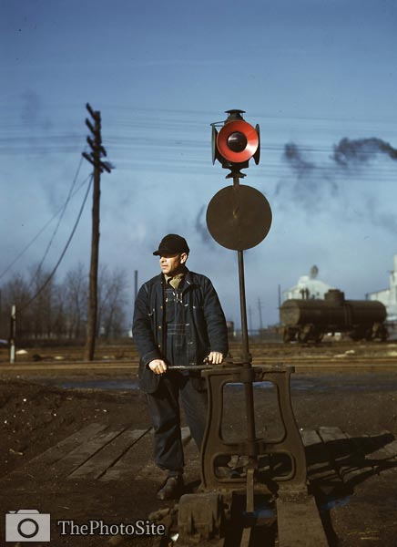 Railroad worker throwing a switch, Indiana Habor Belt - Click Image to Close