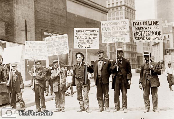Unemployed men carrying signs, New York 1909 - Click Image to Close