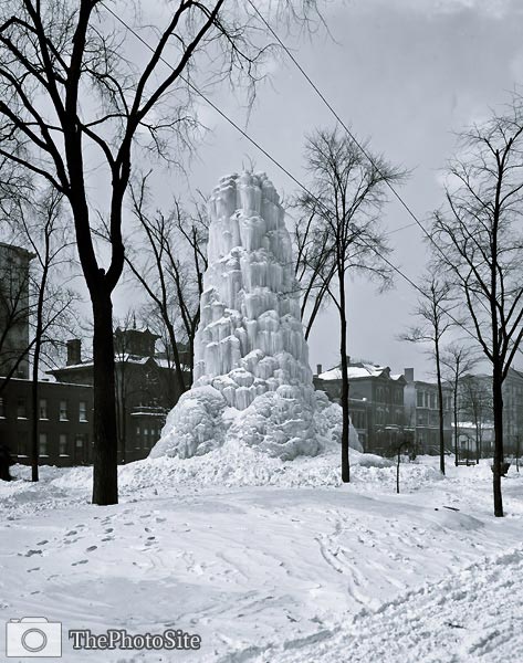 Frozen fountain of ice, Detroit Michigan Washington Blvd. - Click Image to Close