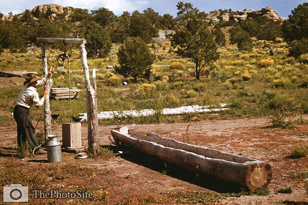 Drawing water from well, Pie Town New Mexico 1940 - Click Image to Close