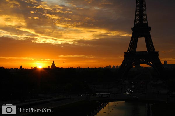 Golden orange sunrise at Eiffel Tower - Click Image to Close