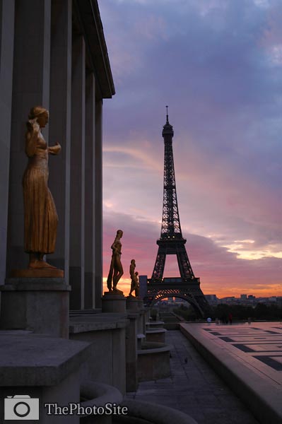 Eiffel tower with statues left - Click Image to Close