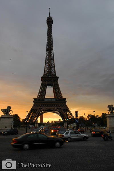 Early morning traffic at Eiffel Tower, Paris - Click Image to Close