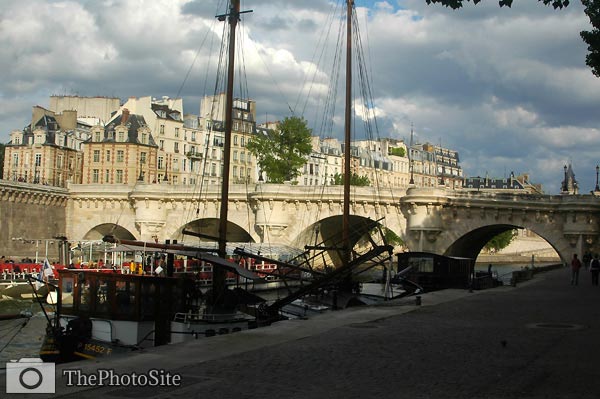 Pont Neuf bridge over river Seine, Paris - Click Image to Close