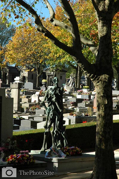 Pere Lachaise cemetery sculpture, Paris - Click Image to Close