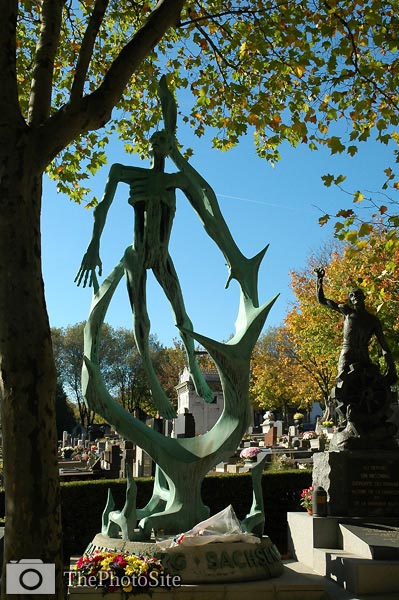 Strange gothic sculpture, Pere Lachaise cemetery, Paris - Click Image to Close
