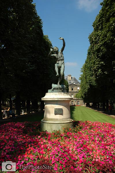 Park in Paris, red flowers, sculpture - Click Image to Close