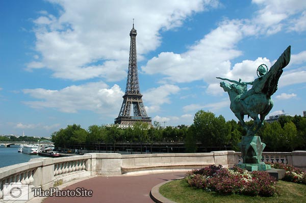 Eiffel tower and man on horse sculpture, Paris - Click Image to Close