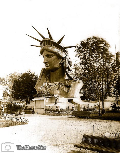 Head of Statue of Liberty on display in park in Paris - Click Image to Close