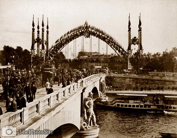 Crowds crossing the Pont de l'Alma, Paris Exposition, 1889 - Click Image to Close