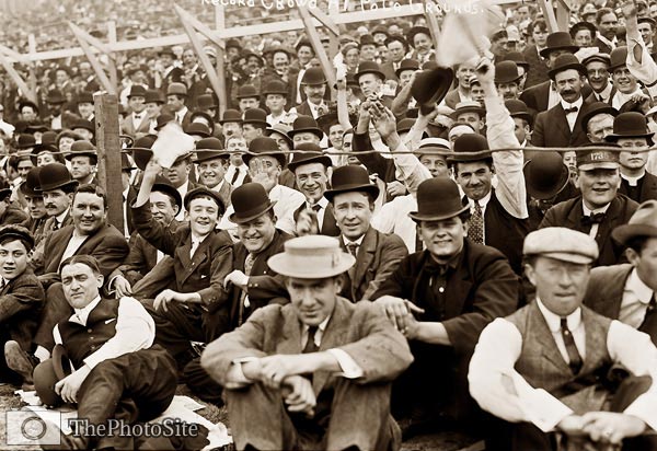 Crowd in Polo Grounds, Cubs at Giants Baseball Finals - Click Image to Close