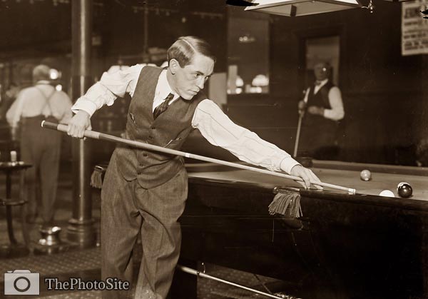 Jerome Keogh pool player at table - Click Image to Close