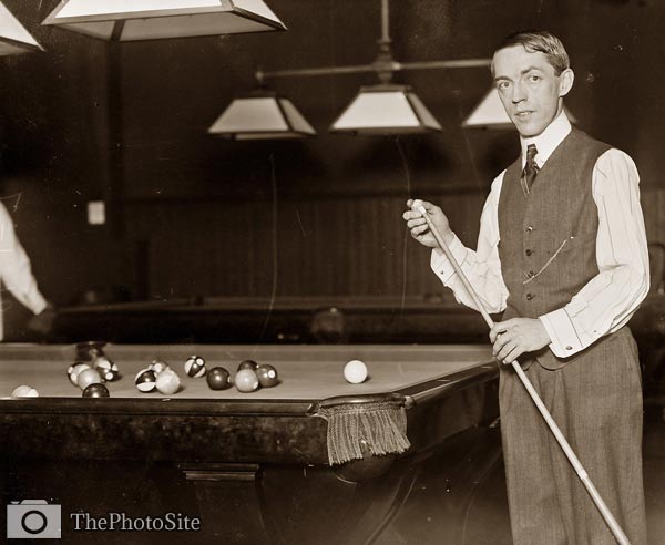 Jerome Keogh pool player chalking cue - Click Image to Close