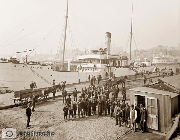 Longshoremen receiving wages alongside Bodo Steamship - Click Image to Close