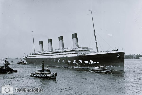 Olympic steamship, guided by tugboats 1911 - Click Image to Close