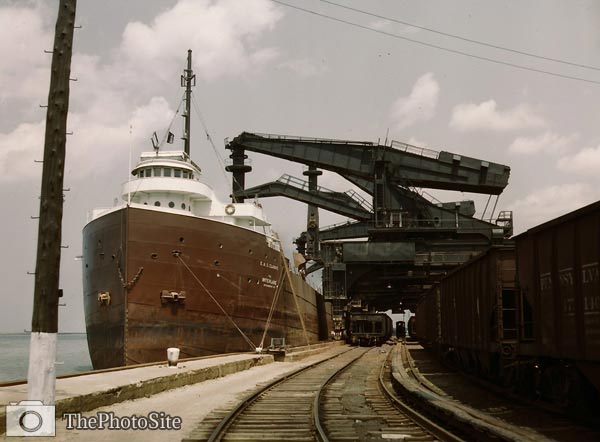 Pennsylvania Railroad ore docks, unloading freighter 1943 - Click Image to Close