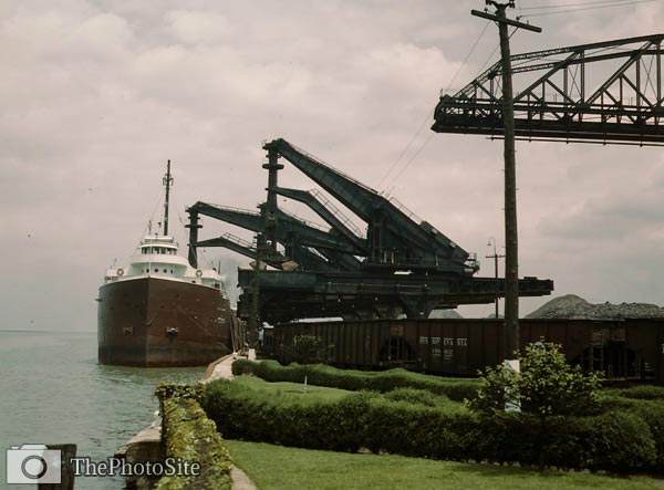 Pennsylvania Railroad ore dock, lake freighter 1943 - Click Image to Close