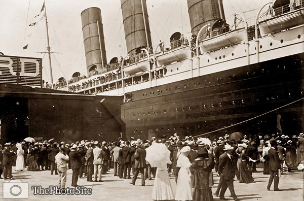 Lusitania arriving in New York City 1907 - Click Image to Close