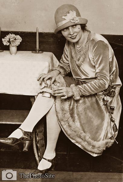 Mademoiselle Rhea (dancer) wearing garter flask 1920's - Click Image to Close