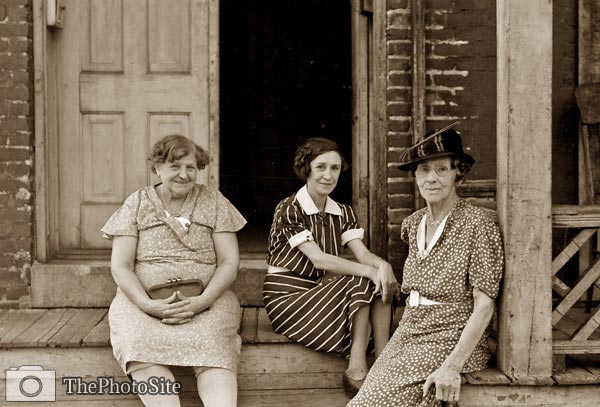Ladies who live in rooming house St. Paul Minnesota, 1939 - Click Image to Close
