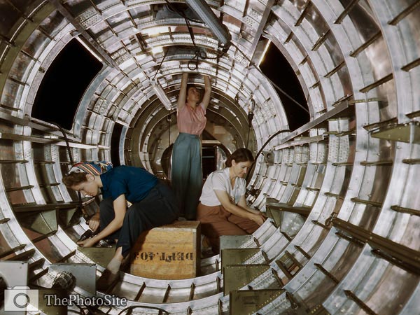 Women working on tail fuselage of B-17F bomber 1942 - Click Image to Close
